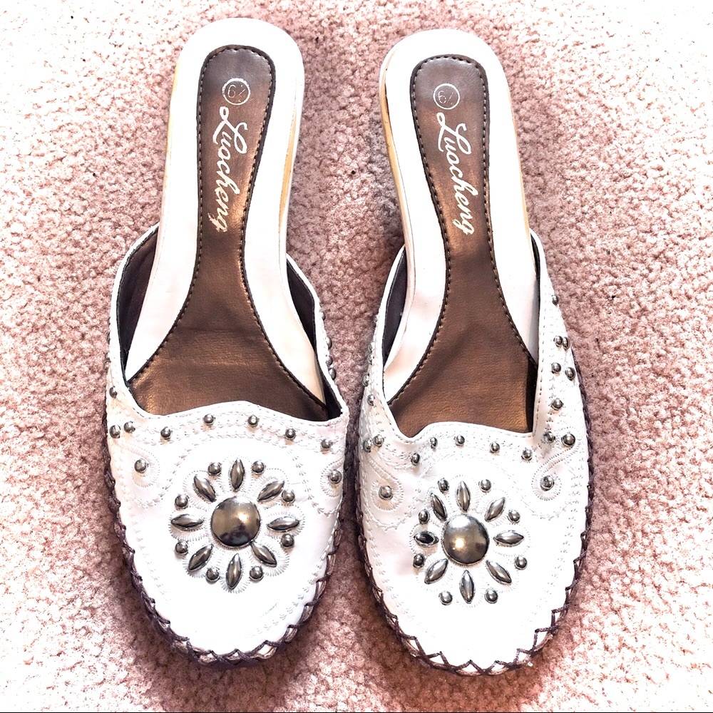 Round Closed Toe Faux Leather Short Heels White with Silver Studded Flowers